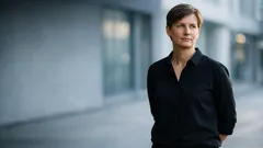 Mitä kädet selän takana viestivät? Kehonkielen ele, joka tulkitaan usein väärin