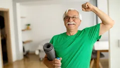 Treeni yli 45-vuotiaille: valmentaja nimesi 4 seisten tehtävää harjoitusta litteään vatsaan