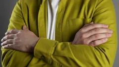 Puhetilanteessa ristissä olevat kädet kertovat ihmisestä enemmän kuin sanat – psykologien selitys