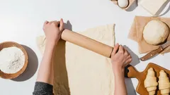 Mihin suuntaan taikina oikeasti kannattaa kaulia? Tällä niksillä leivonnaisista tulee helposti kuohkeampia