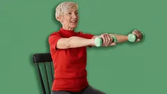 Treeni senioreille: 4 tuolijumppaliikettä, jotka palauttavat käsivarsien voiman 60 ikävuoden jälkeen