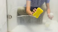 Siivoojien salaisuus, josta vaietaan – suihkukaappi kiiltää puhtaana