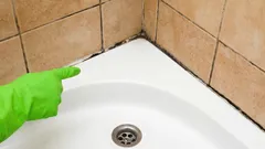 Kylpyhuoneen laattasaumat näyttävät taas uusilta: helppo puhdistusmenetelmä suolalla