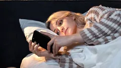 Tarkistatko puhelimesi heti herättyäsi? Psykologit selittävät, miksi sitä ei kannata tehdä