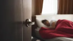 Makuuhuoneen ovi auki yöllä – psykologit kertovat, mitä se kertoo persoonallisuudesta