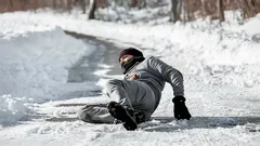 Mitä ripotella jäisille kulkuväylille: asiantuntijat listasivat 9 parasta vaihtoehtoa