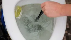 Kuinka poistaa kaikki tukokset wc:stä ilman imukuppia: asiantuntijat esittivät 5 helppoa tapaa