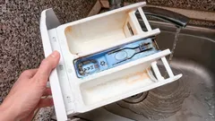 Pesukoneen pesuainelokero puhdistuu minuutissa: helppo tapa ilman kemikaaleja