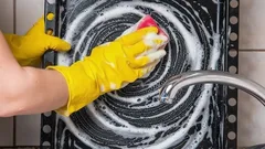 Puhdas uunipelti ilman kemikaaleja: 3 tapaa päästä eroon pinttyneestä rasvasta