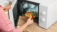 Mitä mikrossa ei saa koskaan lämmittää: asiantuntijat nimesivät 7 elintarviketta