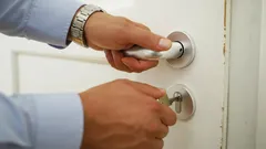 Ihmiset, jotka tarkistavat ovet kahdesti ennen nukkumaanmenoa, yhdistävät nämä 8 ominaisuutta