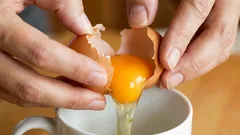 Näin tarkistat helposti kananmunien tuoreuden kotona: yksinkertainen taskulamppuniksi